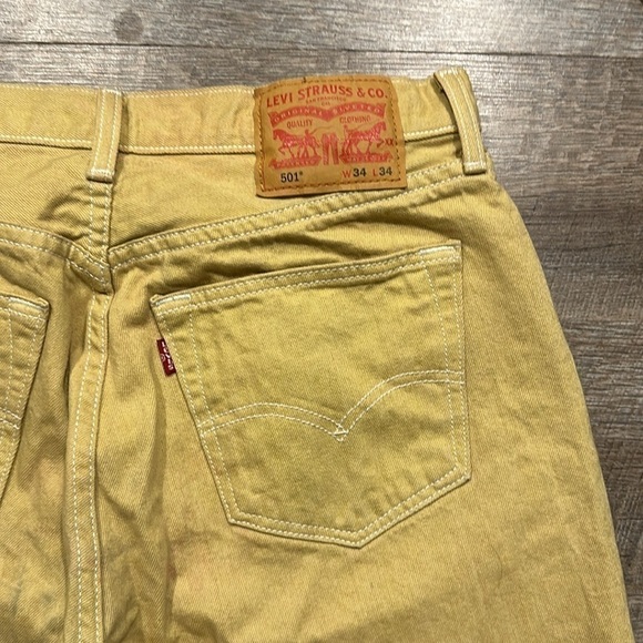 Levi’s hand dyed raw edge, high waisted mustardyellow Bermuda shorts size 34 - Picture 7 of 9